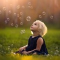 Малыш и мыльные пузыри