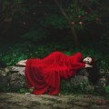 Девушка в красном спит